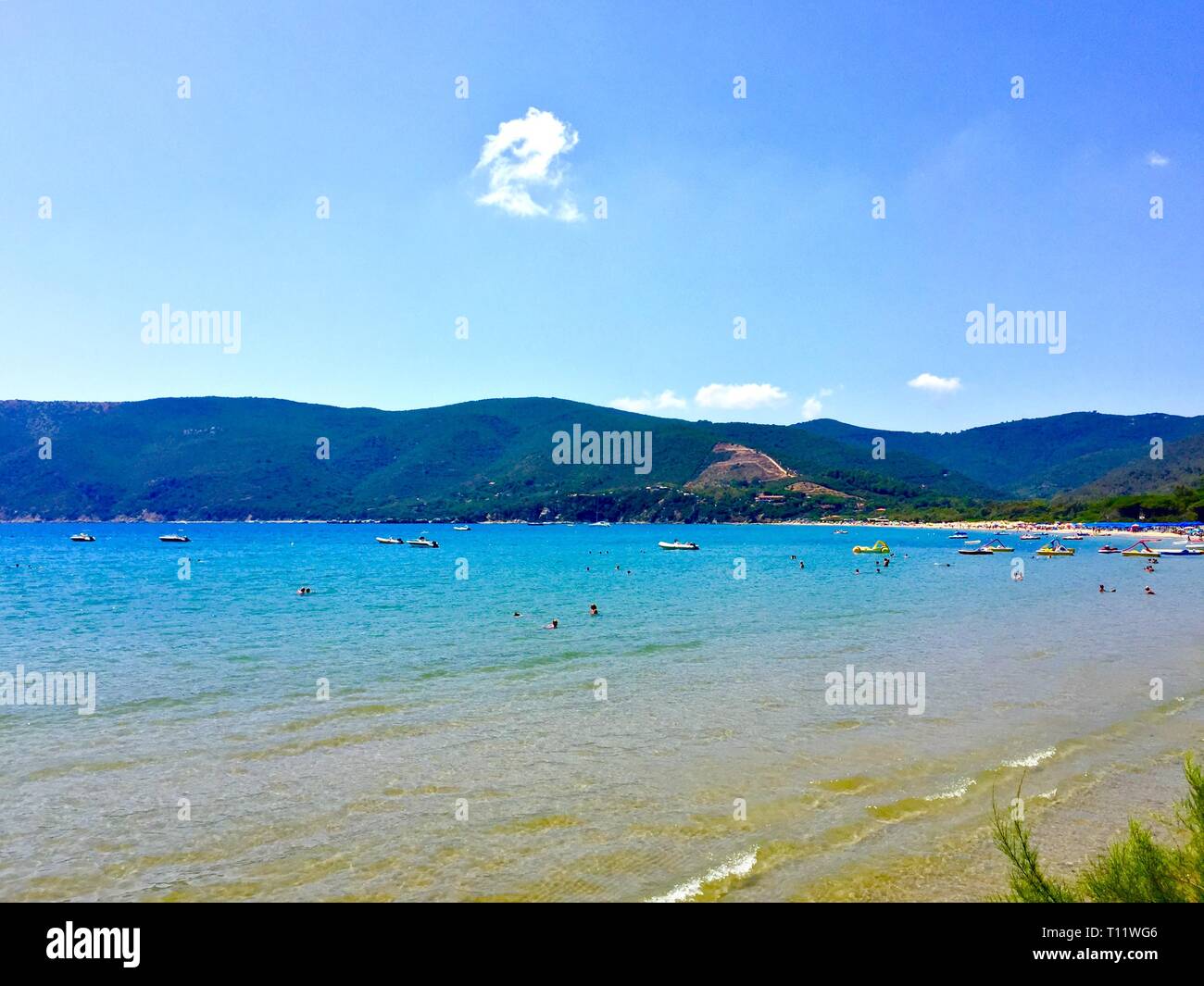 Una vista panoramica del turchese spiagge e coste della piccola isola d'elba Foto Stock