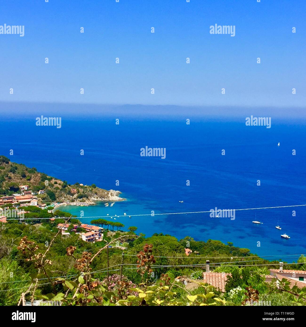 Una vista panoramica del turchese spiagge e coste della piccola isola d'elba Foto Stock