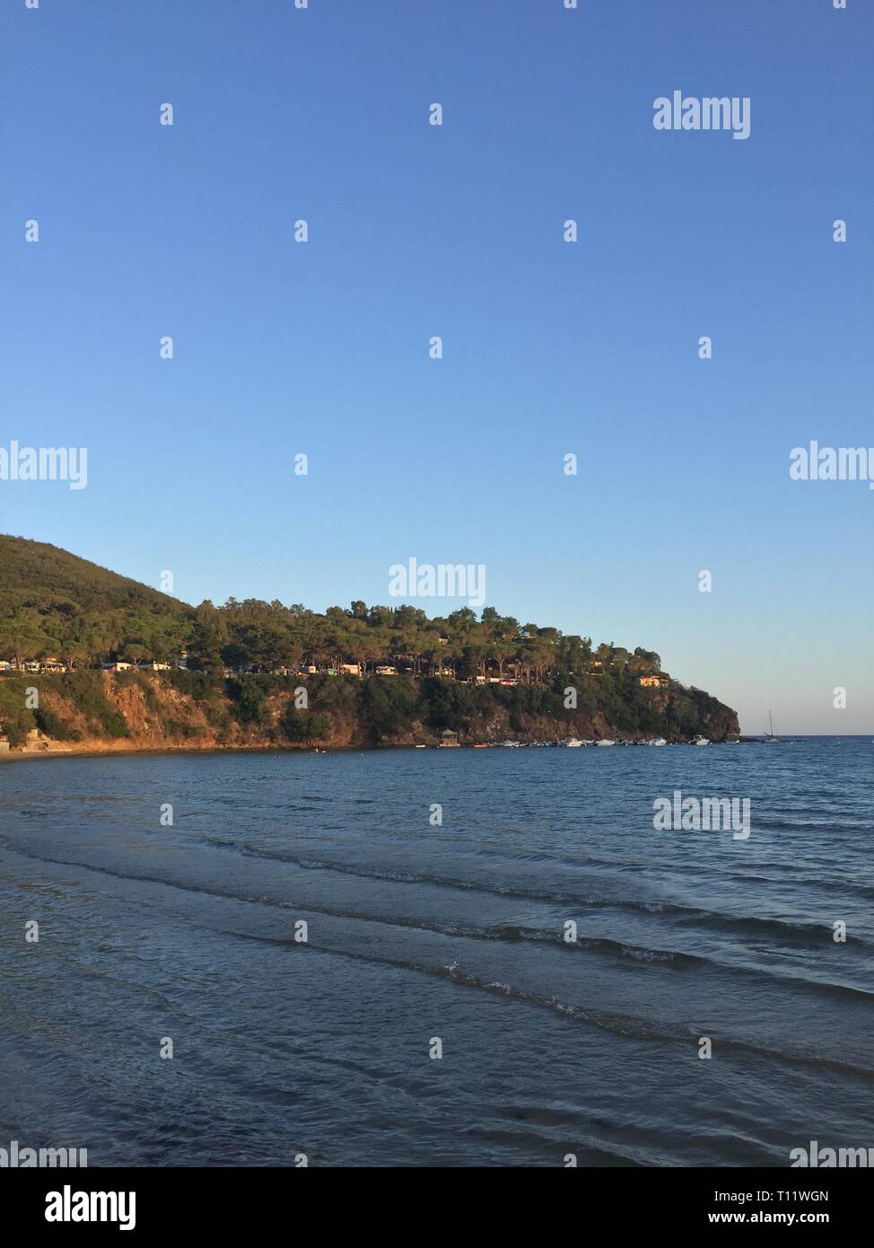 Una vista panoramica del turchese spiagge e coste della piccola isola d'elba Foto Stock
