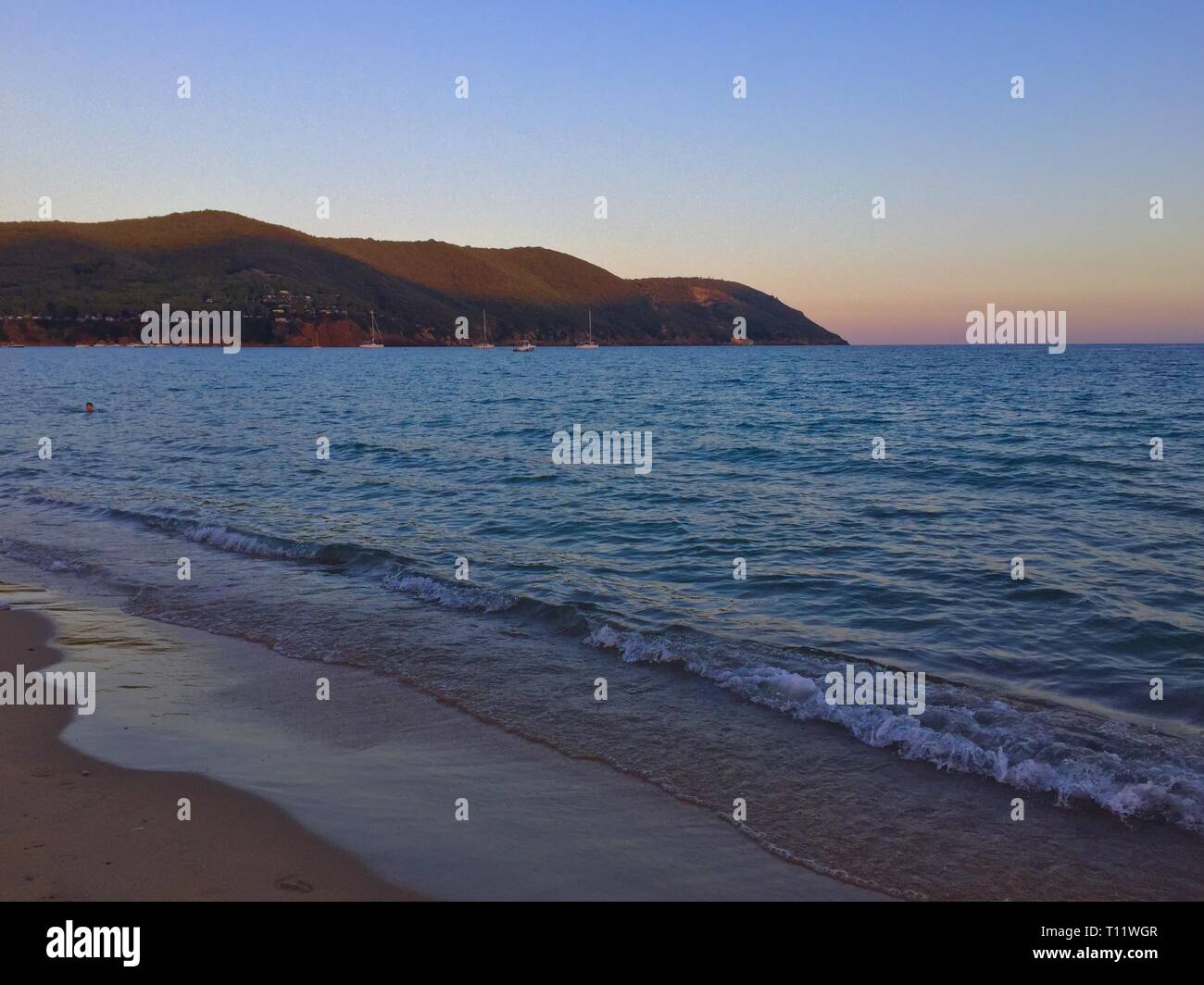 Una vista panoramica del turchese spiagge e coste della piccola isola d'elba Foto Stock