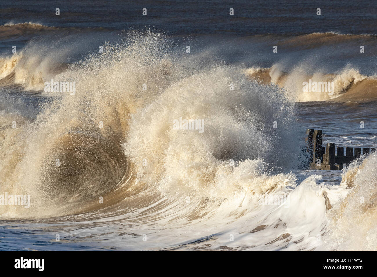 La scultura del mare, le onde che si infrangono e forte acqua Foto Stock