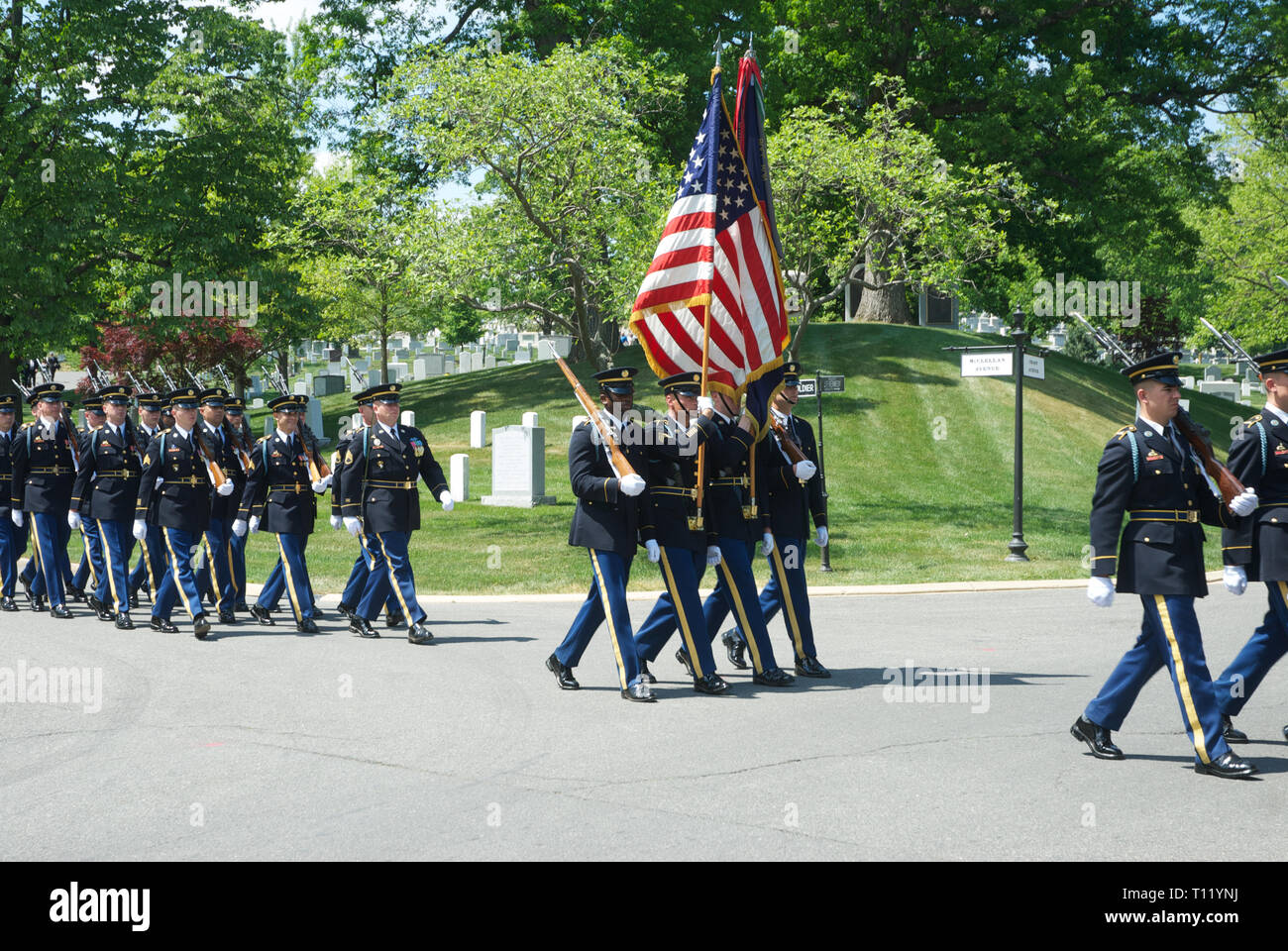 Arlington Virginia, Stati Uniti d'America, 20 aprile 2012, il Cimitero Nazionale di Arlington, nella contea di Arlington, Virginia, direttamente attraverso il fiume Potomac da il Lincoln Memorial, è un Stati Uniti cimitero militare sotto il cui 624 acri sono state previste vittime, e veterani del defunto, della nazione inizio conflitti con la Guerra Civile Americana, nonché reinterred morto da guerre precedenti. È stato stabilito durante la Guerra Civile per motivi di Arlington casa, che era stata la fattoria della famiglia dei Confederati generale Robert E. Lee la moglie Maria Anna (Custis) Lee (un pronipote di Martha Foto Stock