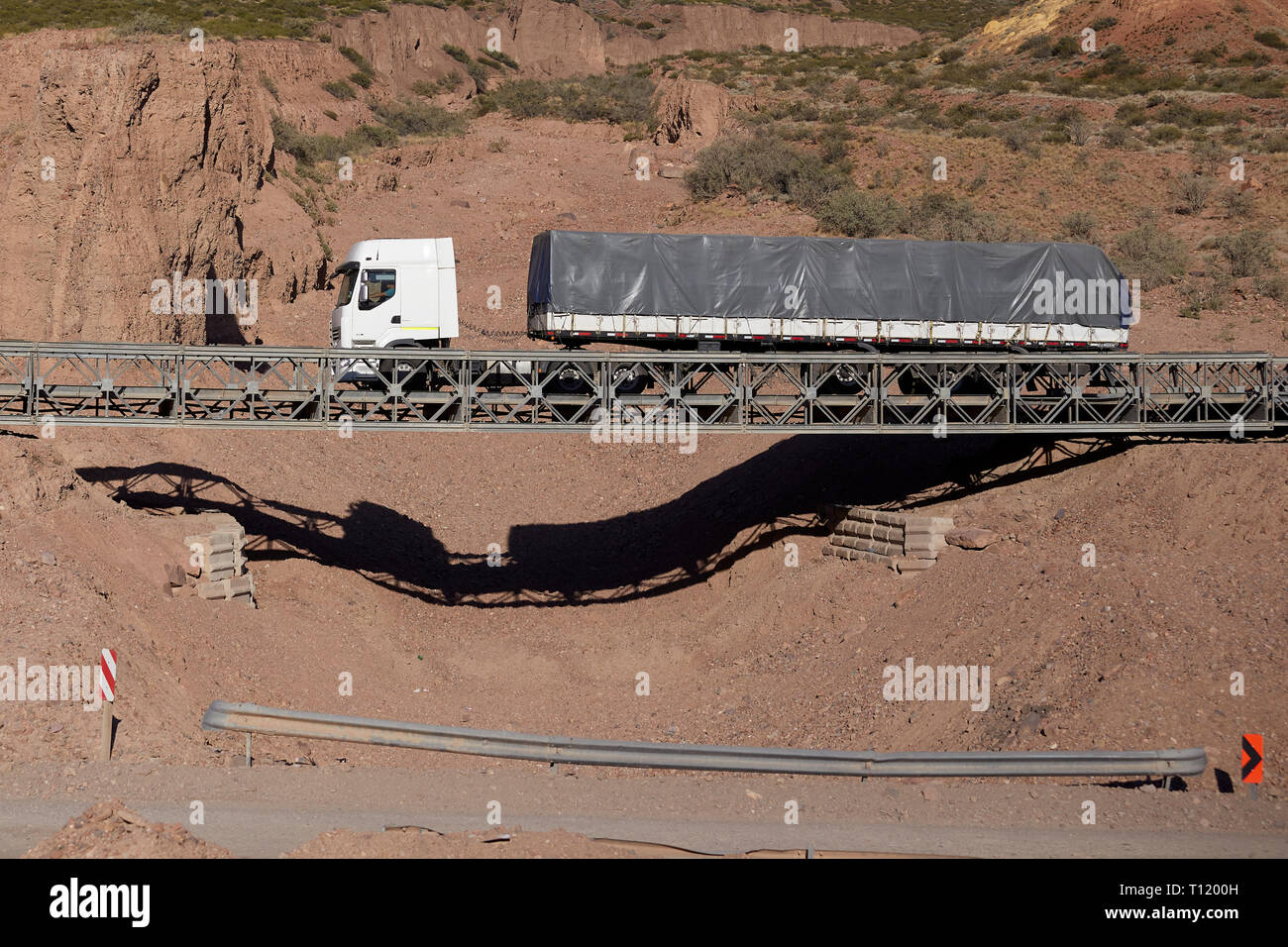 MENDOZA, Argentina, 25 gennaio 2017. Puente Bailey, un ponte provvisorio è stato collocato al di sopra del El Tigre corrente tra Potrerillos e Uspallata. Foto Stock