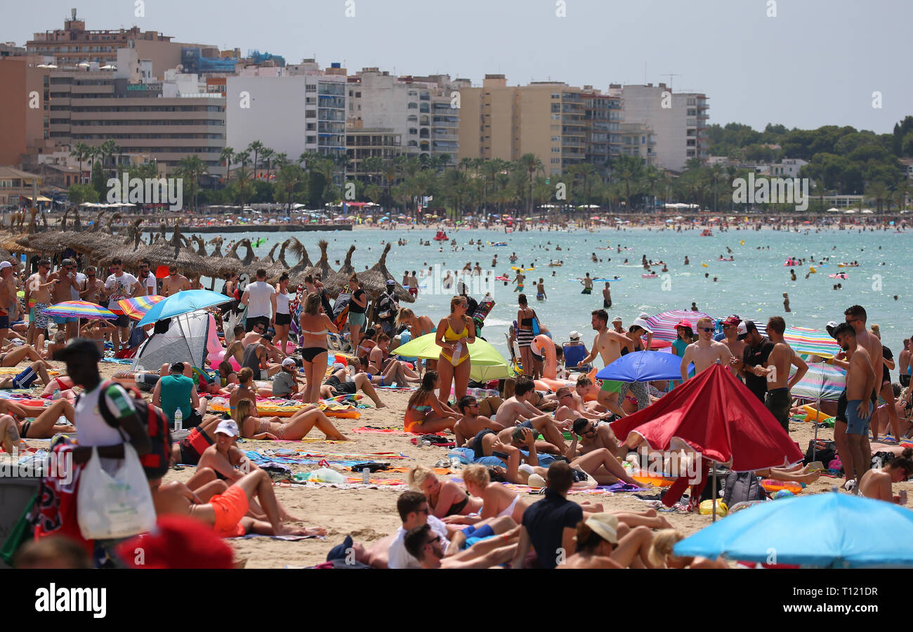 El Arenal Mallorca, Spagna - 11 agosto 2018 - i turisti prendere il sole in El Arenal Beach nell'isola spagnola di Maiorca Foto Stock