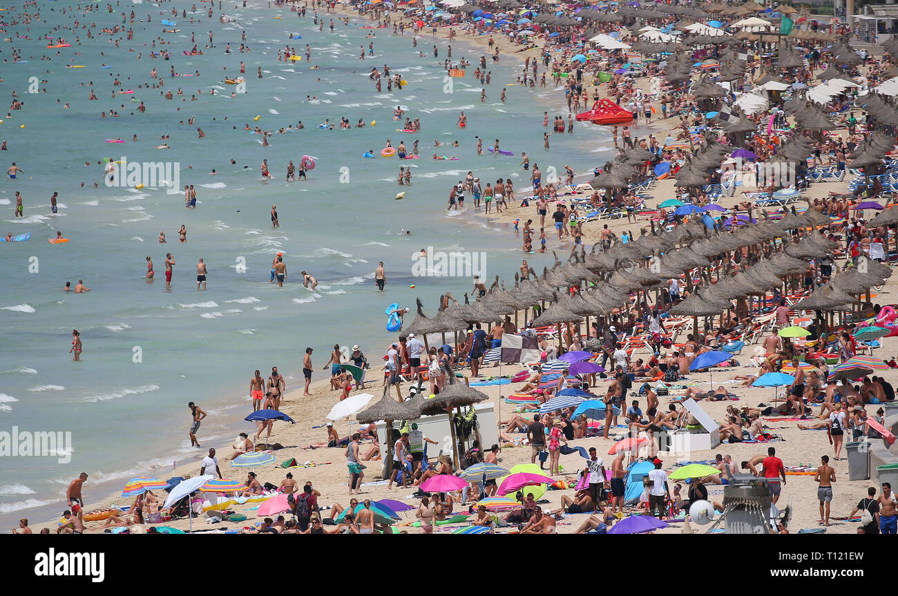 El Arenal Mallorca, Spagna - 11 agosto 2018 - i turisti prendere il sole in El Arenal Beach nell'isola spagnola di Maiorca Foto Stock