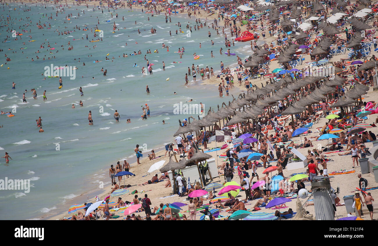 El Arenal Mallorca, Spagna - 11 agosto 2018 - i turisti prendere il sole in El Arenal Beach nell'isola spagnola di Maiorca Foto Stock