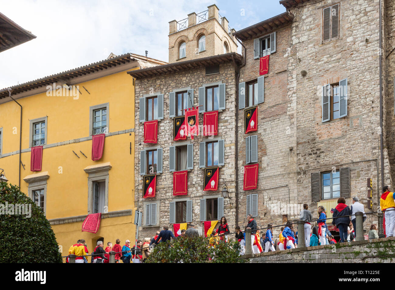 GUBBIO, Italia - 15 Maggio 2016 - Tutte le case a Gubbio sono decorate con loro suppoting Saint bandiere per celebrare l'annuale Festa dei Ceri. Foto Stock