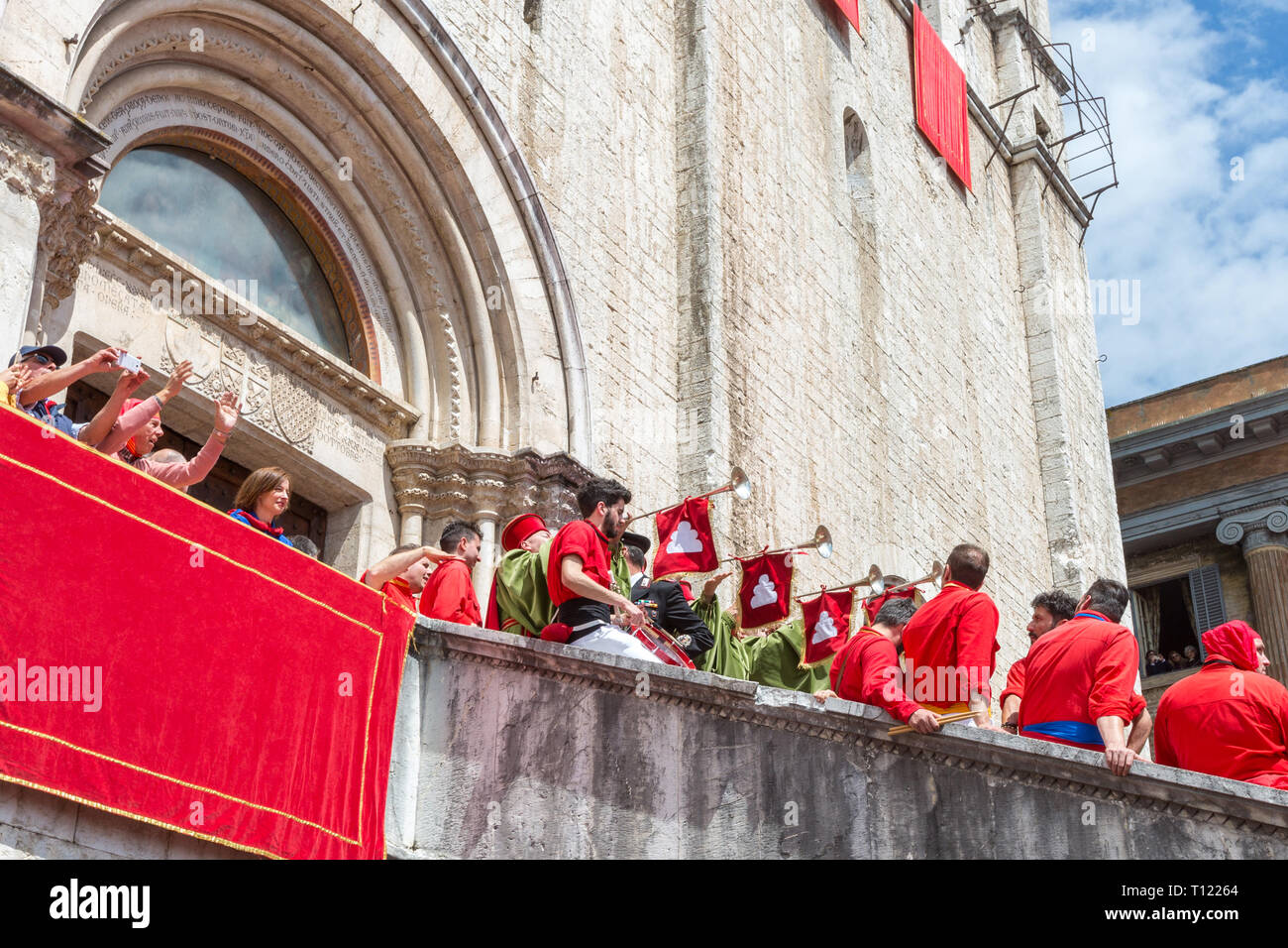 GUBBIO, Italia - 15 Maggio 2016 - i trombettieri fanfara per accogliere i ceri in piazza per celebrare l'annuale Festa dei Ceri. Foto Stock