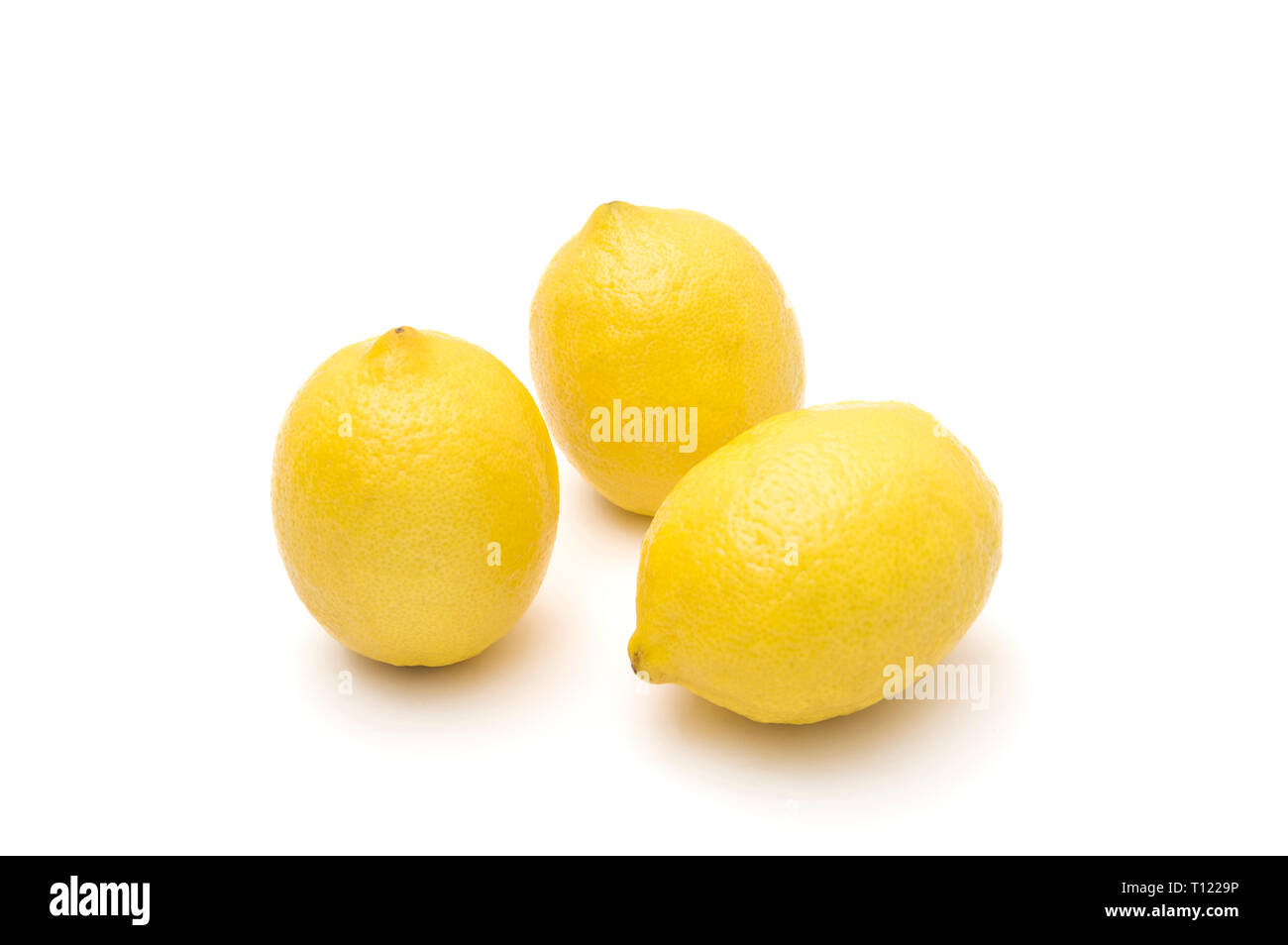 Maturo limoni su uno sfondo bianco, agrumi Foto Stock