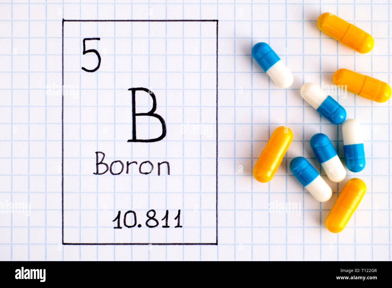 La grafia elemento chimico boro B con alcune pillole. Close-up. Foto Stock