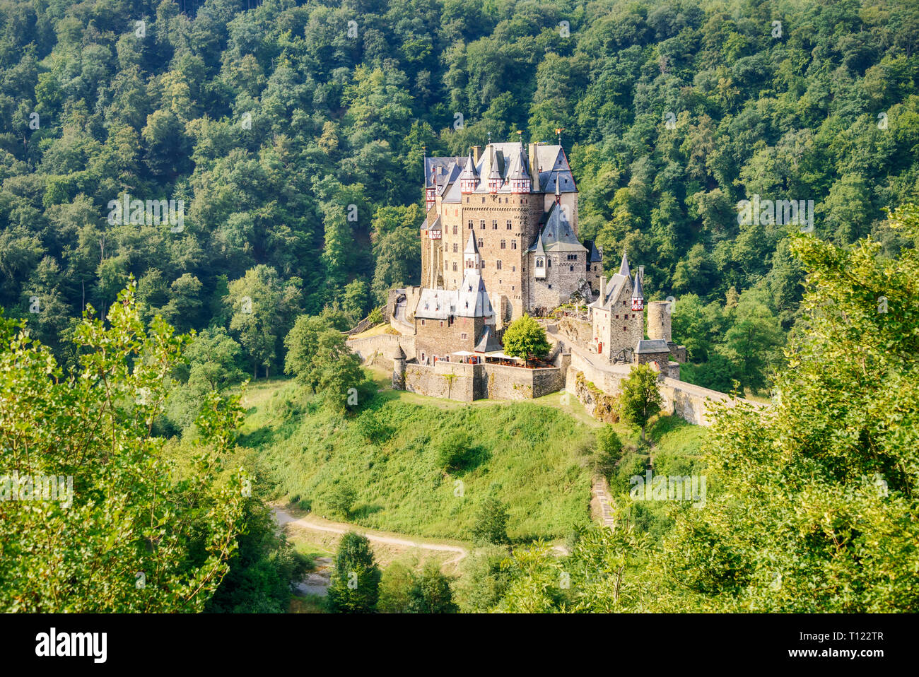 Vista panoramica della illesi medievale Castello Eltz su una roccia in una valle circondata da una riserva naturale bosco, Renania-Palatinato, Germania Foto Stock
