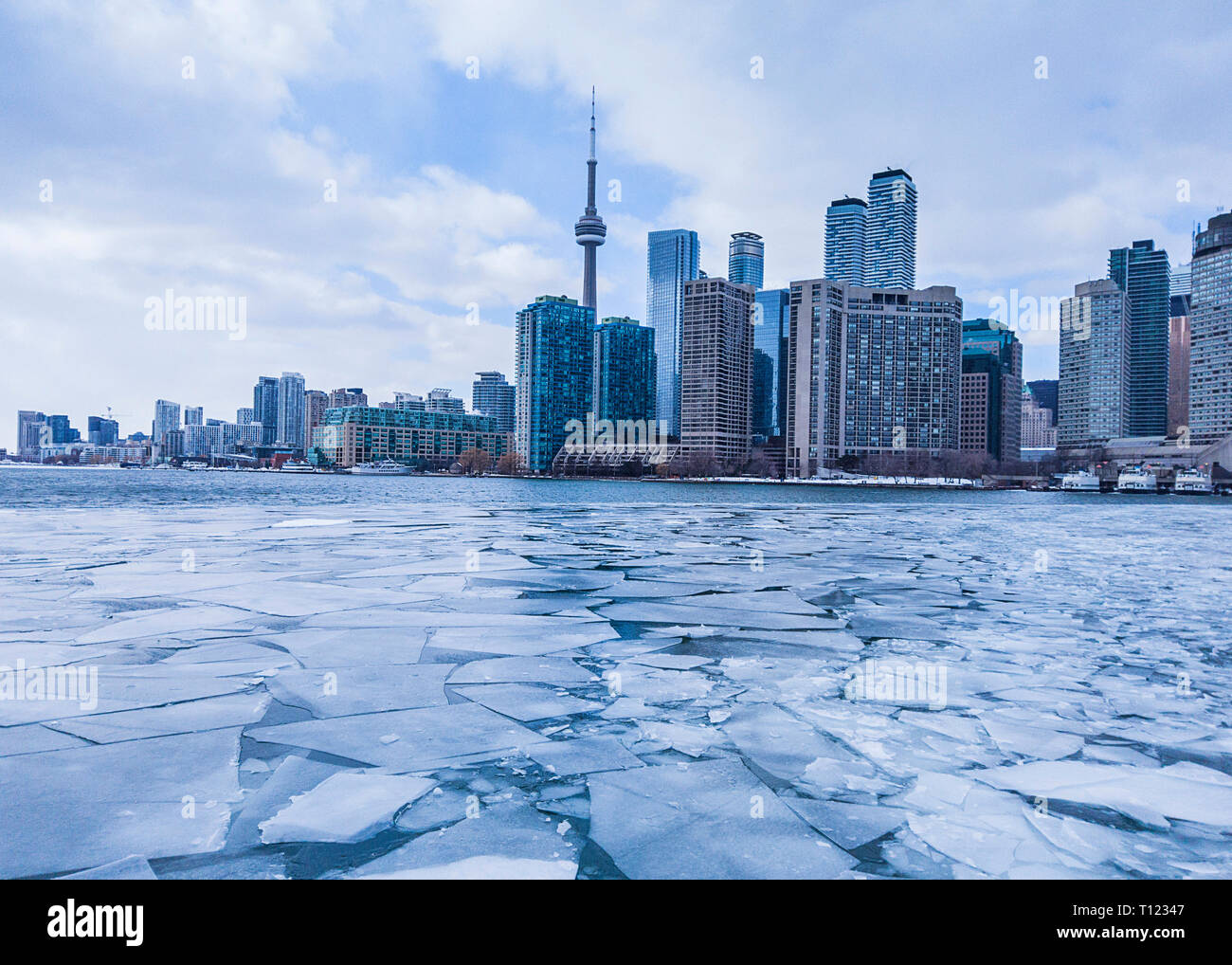 Vista di Toronto skyline della città formano una barca che attraversa il lago ghiacciato di Ontario Foto Stock