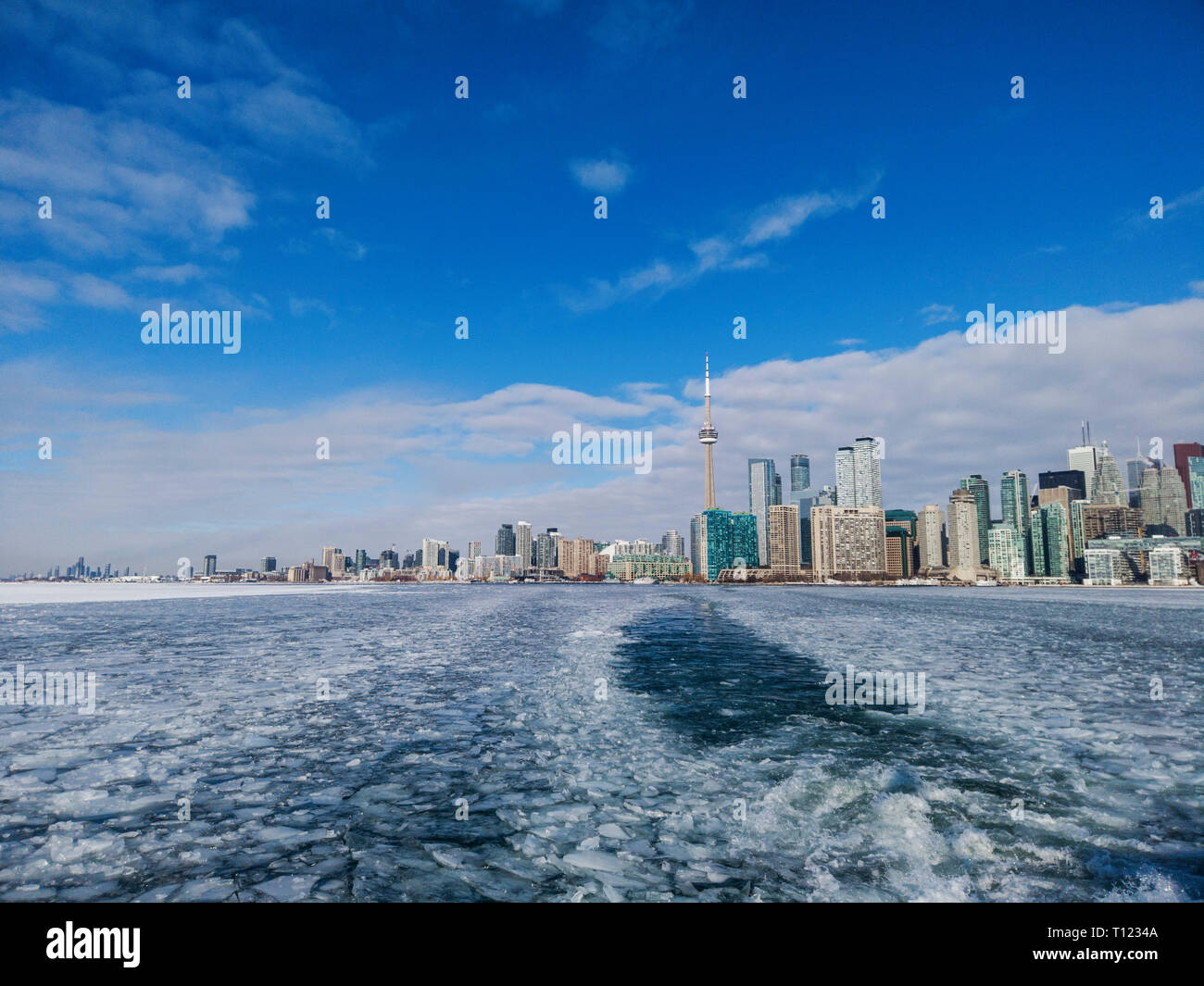 Vista di Toronto skyline della città formano una barca che attraversa il lago ghiacciato di Ontario Foto Stock