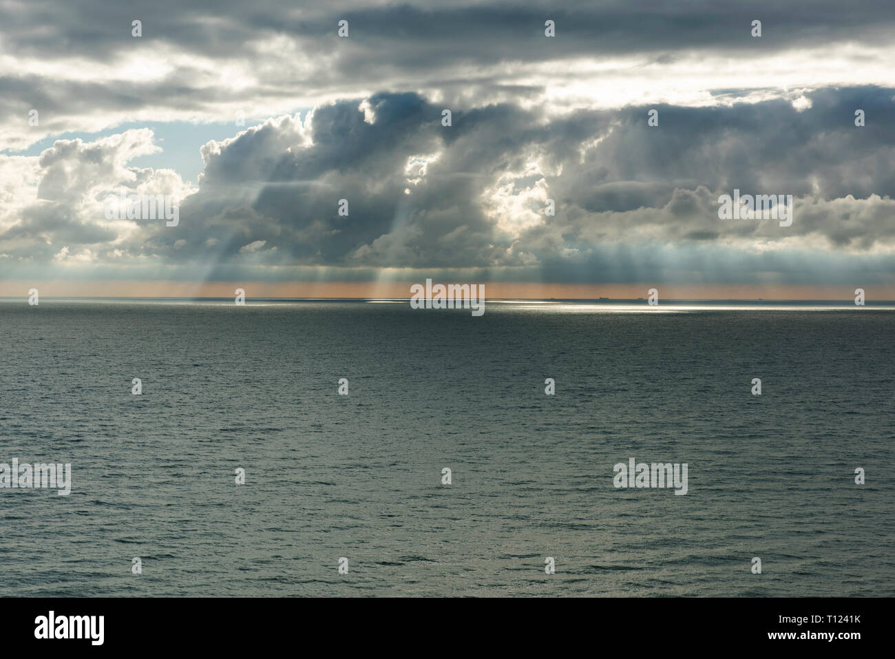 Nuvole scure sul canale in lingua inglese Foto Stock