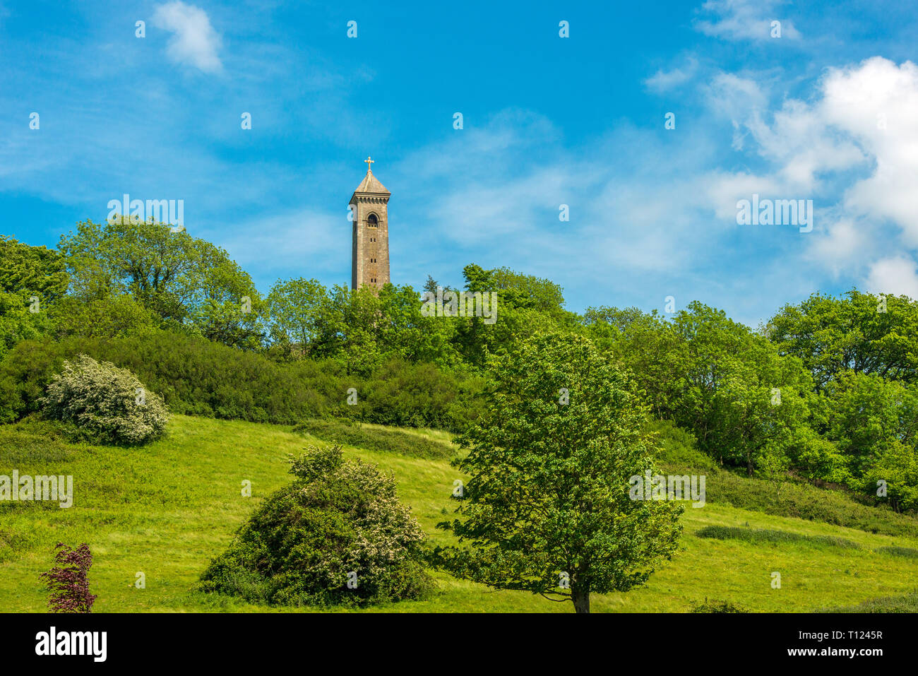 Il William Tyndale Memorial Torre sopra il villaggio di North Nibley nel Gloucestershire su un soleggiato giorno di maggio. Tyndale fu strangolato a morte per eresia Foto Stock