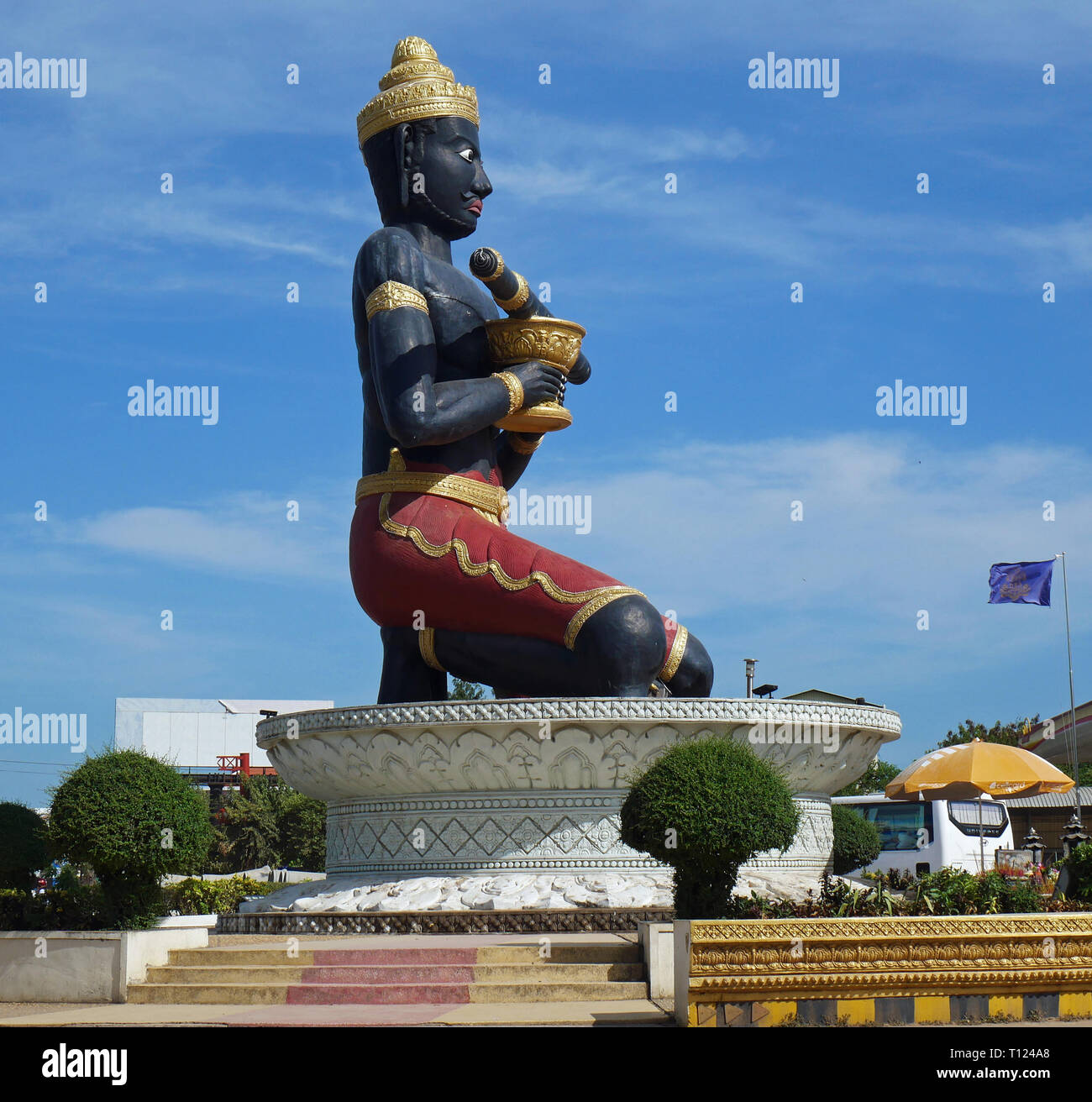 Battambang, Cambogia. Dambang Krognuing statua, noto anche come Ta Dumbong o l'uomo nero statua, con il bastone a scomparsa. 05-12-2018. Foto Stock
