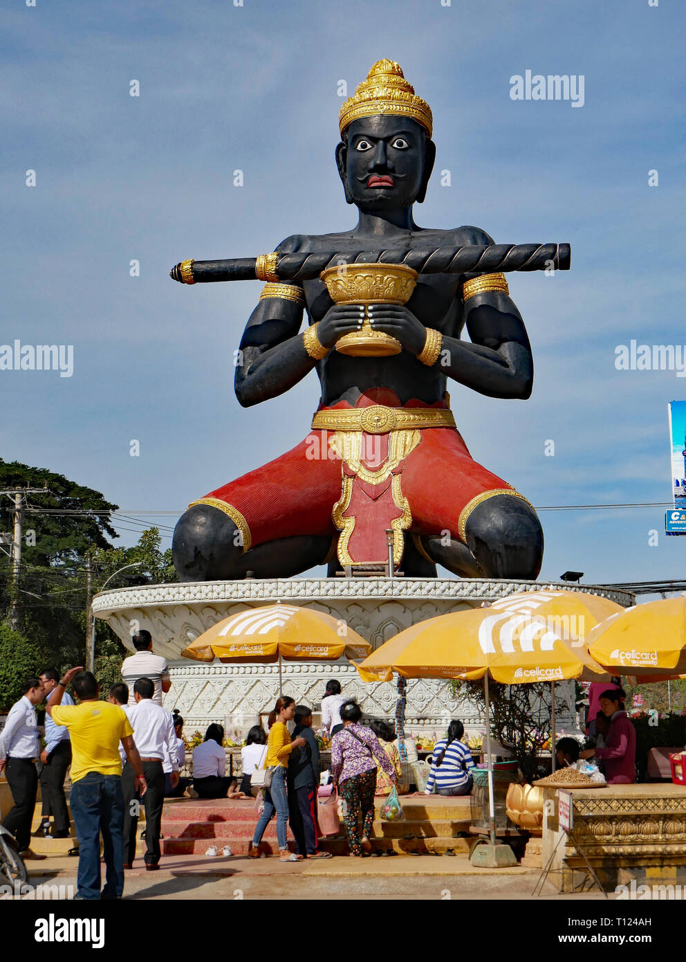Battambang, Cambogia. Le persone si radunano per fare le offerte al Ta Dumbong statua, o uomo nero statua con il suo bastone a scomparsa. 05-12-2018. Foto Stock