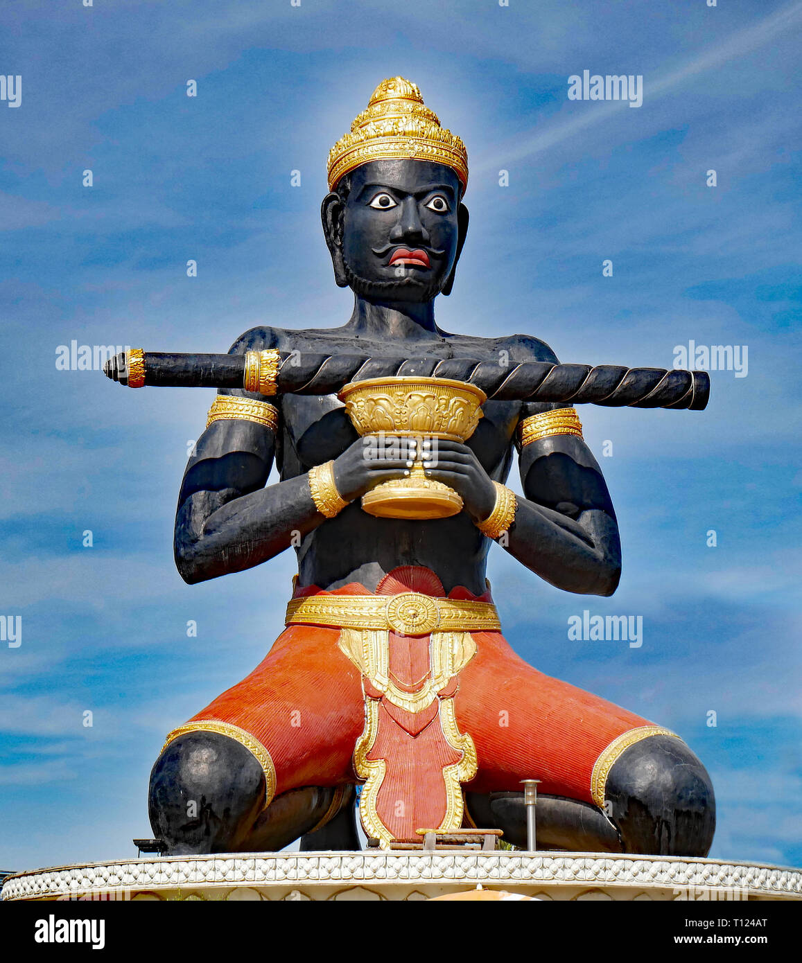 Battambang, Cambogia. Ta Dumbong statua, o uomo nero statua con il suo bastone a scomparsa. 05-12-2018. Foto Stock