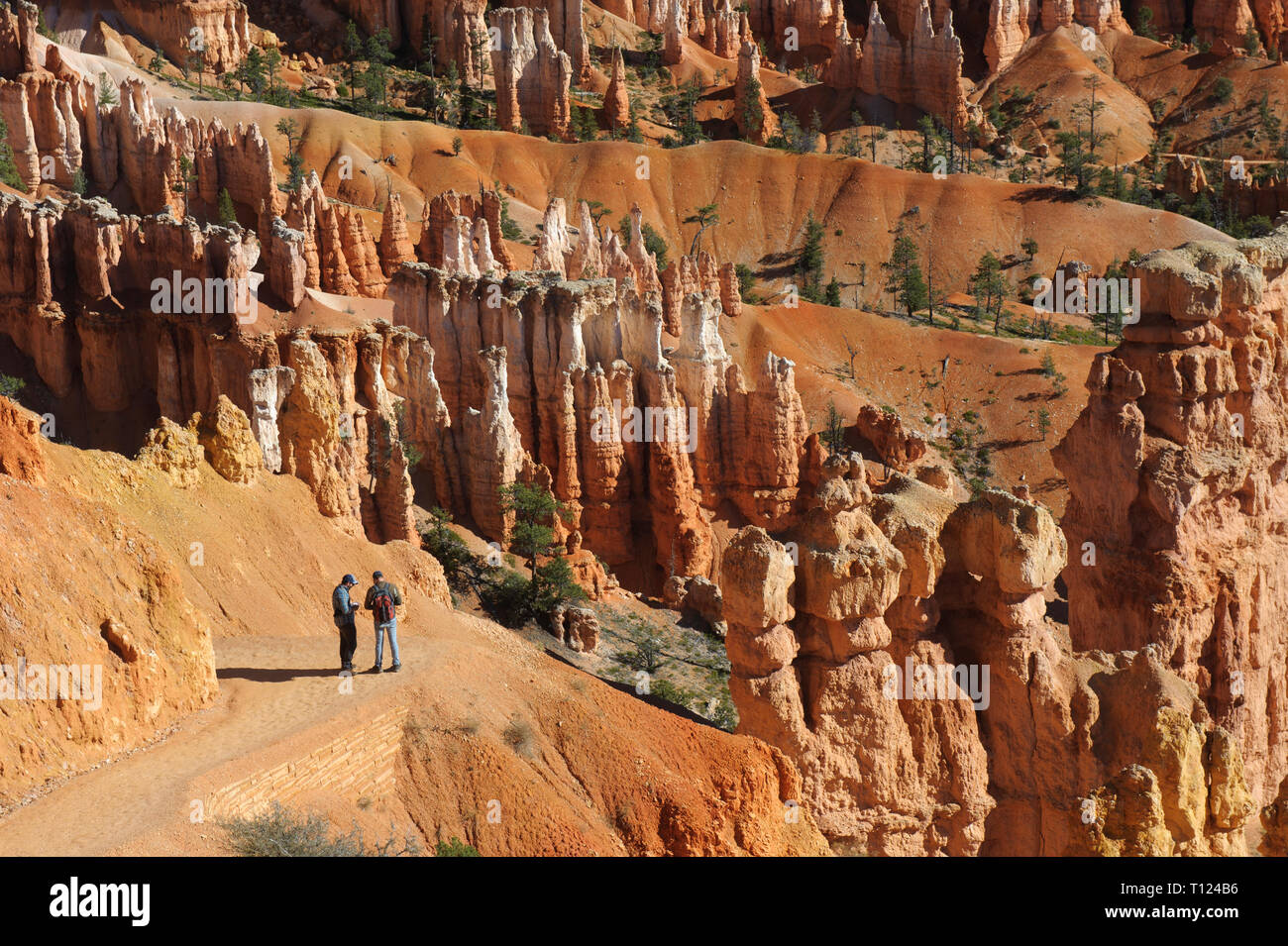 Due escursionisti su di un sentiero, Parco Nazionale di Bryce Canyon, Utah, Stati Uniti d'America. Foto Stock