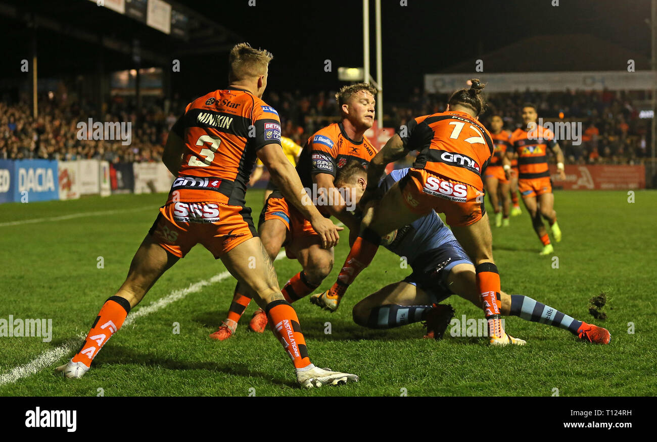 St Helens Mark Percival (in basso a destra) spinge il suo modo oltre al cliente i suoi lati sesta prova del gioco durante la Betfred Super League match presso il Mend-a-tubo Jungle, Castleford. Foto Stock