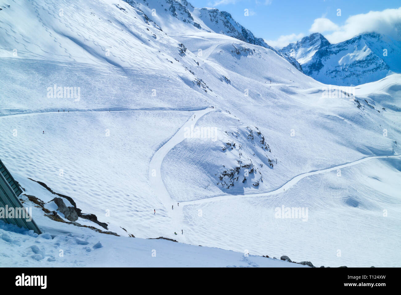 Snowy piste da sci nelle Alpi francesi , sport invernali scenario . Foto Stock