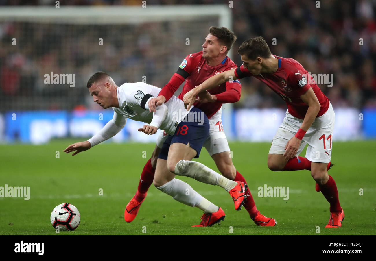 L'Inghilterra del Ross Barkley (sinistra) e la Repubblica ceca è David Pavelka battaglia per la sfera durante UEFA EURO 2020 qualifica, gruppo una partita allo stadio di Wembley, Londra. Foto Stock