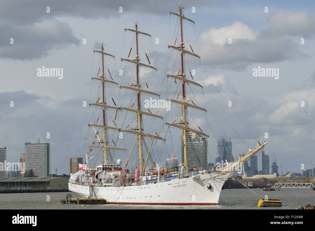 Il polacco sail training Ship Dar Mlodziezy ormeggiato a Greenwich a Londra Foto Stock