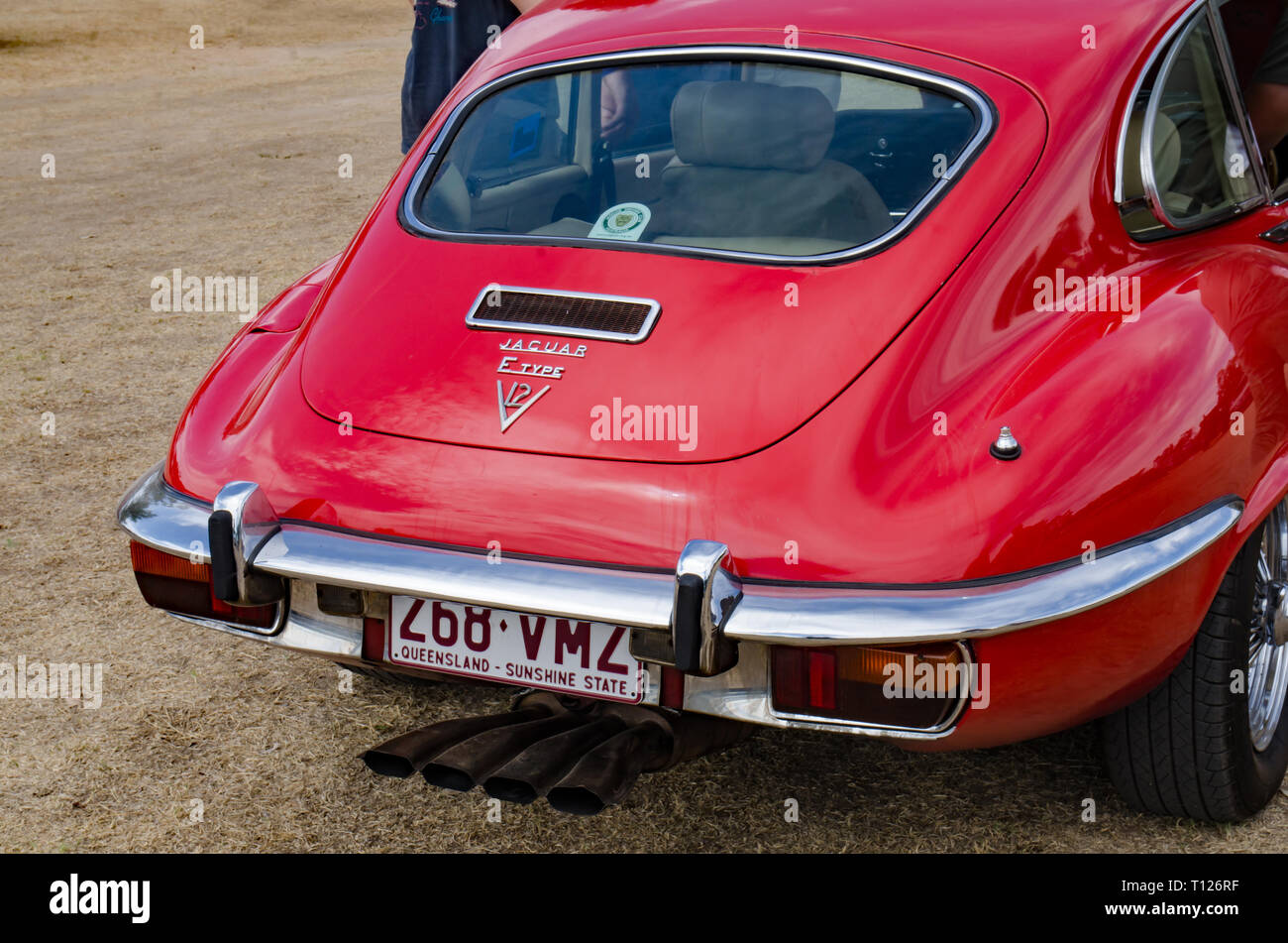 Retro di un rosso Jaguar E Type V12 Coupe. Foto Stock