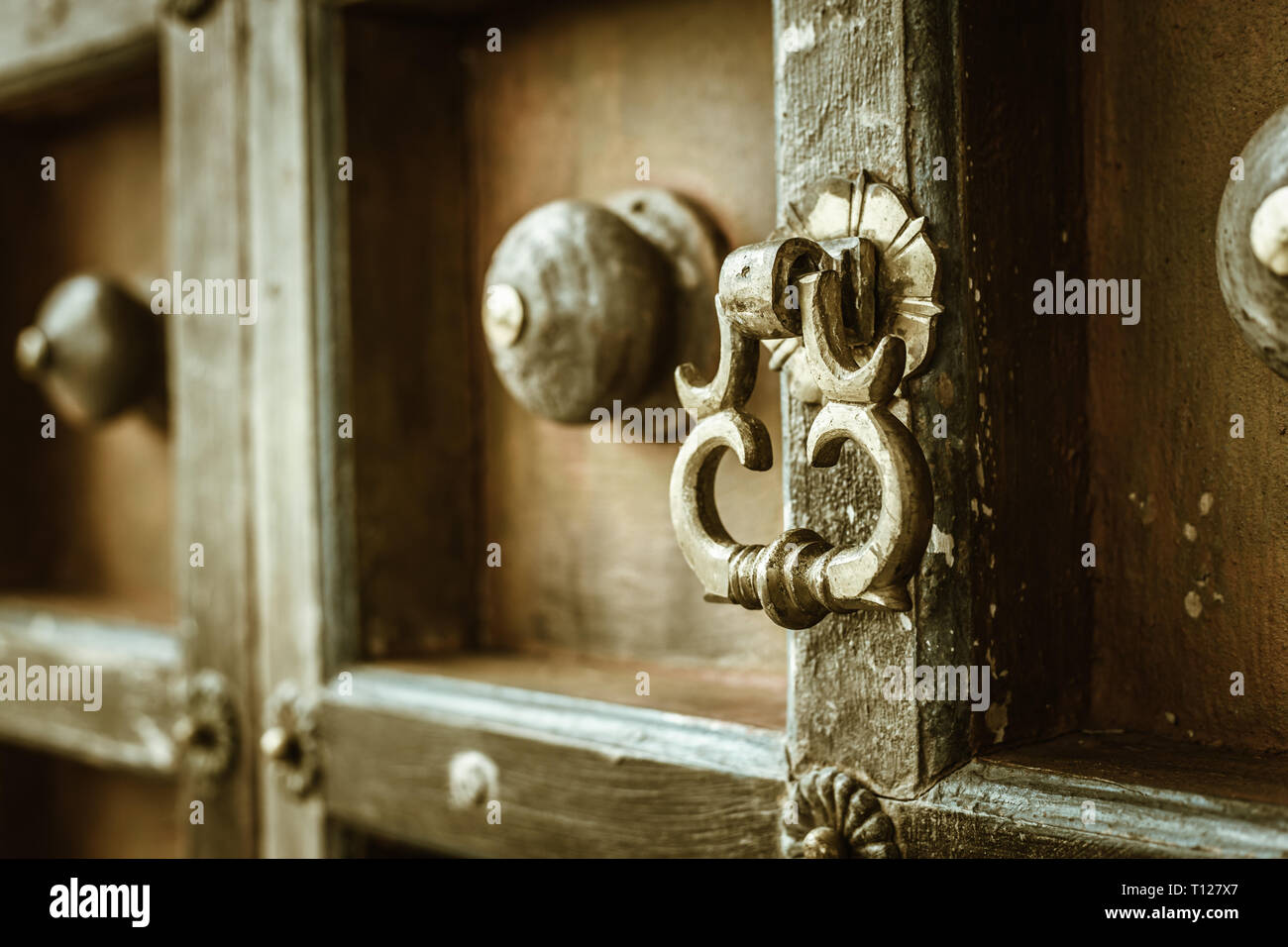 Porta di antiquariato respingente maniglia vintage in rame decorativi in legno in stile cinese. Foto Stock