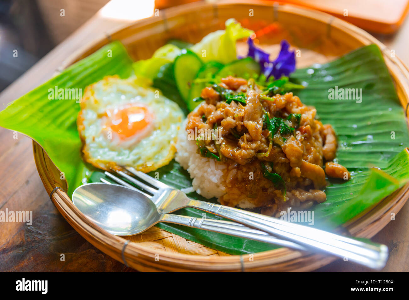 Autentica cucina Tailandese ricetta "Krapow Moo Kai Dow' o maiale, basilico e peperoncino stir fry con uovo fritto Foto Stock