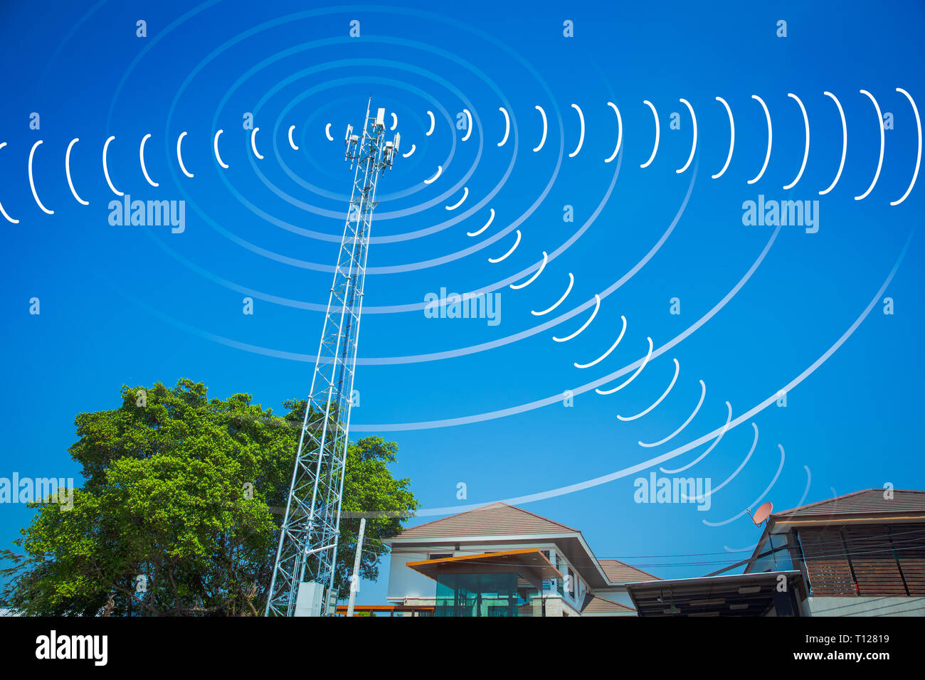 Torre di comunicazione consente di inviare e ricevere il segnale ad onde  radio nel concetto di città Foto stock - Alamy
