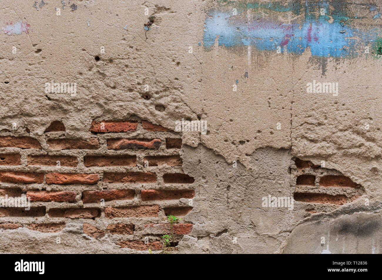 Incrinatura vecchio muro di mattoni sporca edificio grunge texture di sfondo Foto Stock