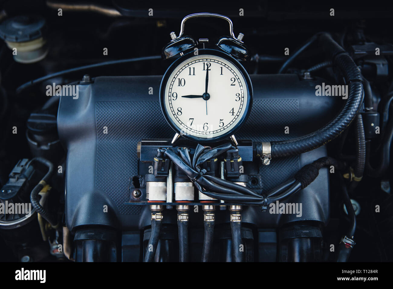 Volte orologio con auto a motore a gas gpl sfondo. Foto Stock