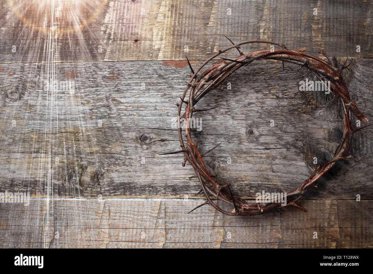 Gesù Crown spine sul vecchio e Grunge Sfondo legno. Vintage stile retrò. Foto Stock