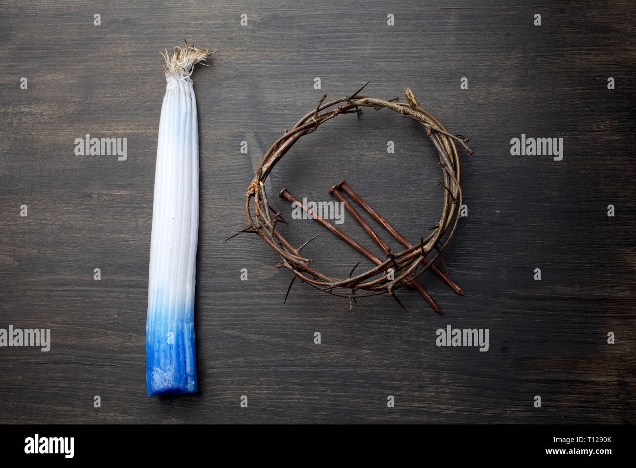 Bundle di 33 Gerusalemme candele era leggermente bruciato nel fuoco santo e la corona di spine Foto Stock