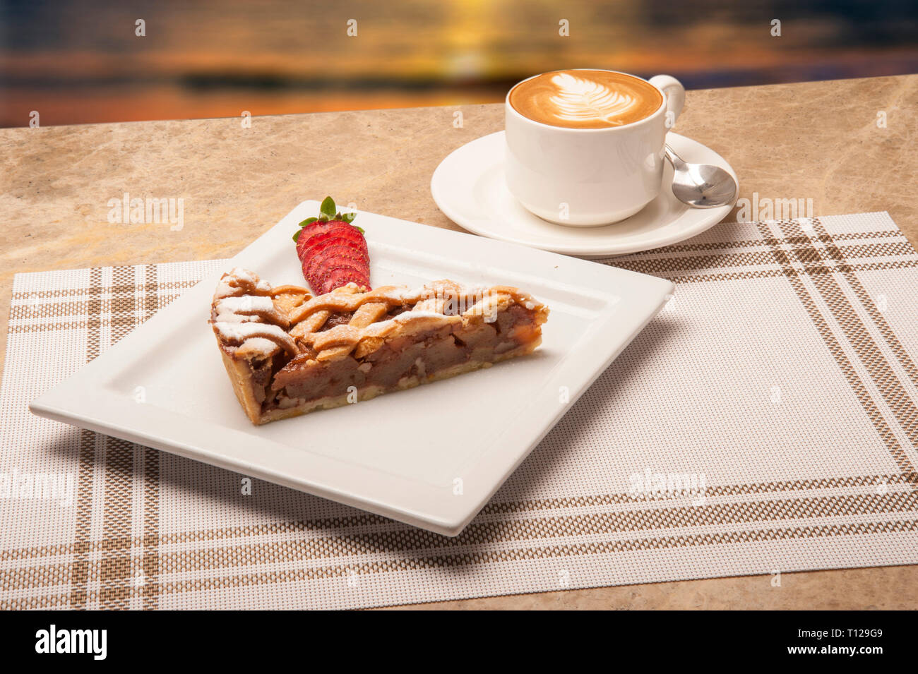 Güzel bir ortamda odaya hazırlanan espresso muhteşem ile Peynirli kek. Dolci di ricotta con bellissime expresso preparato per la camera in un bellissimo contesto Foto Stock