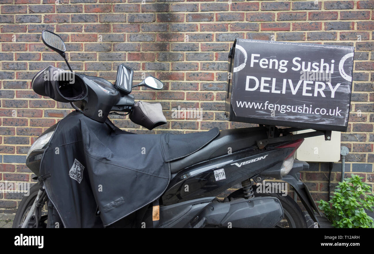 Un Feng Sushi consegna ciclomotore moto parcheggiata fuori uno di Silla Bjerrum il ristorante giapponese prese a catena Foto Stock