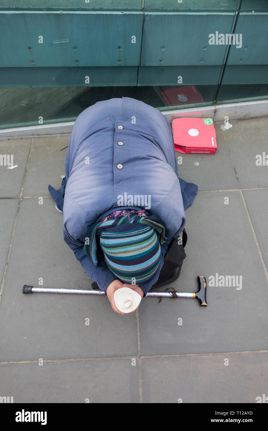 Una prostata Europeo Orientale donna mendicare al di fuori della Tate Modern sul Millennium Bridge, London, Regno Unito Foto Stock