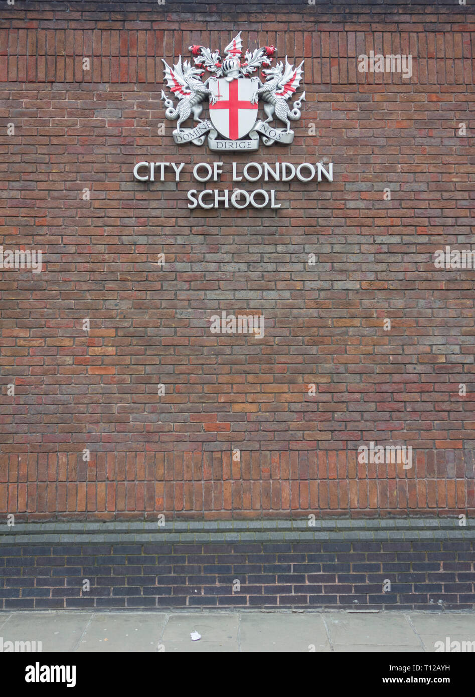 Digital Signage al di fuori della città di Londra Scuola, Queen Victoria Street, London EC4, Regno Unito Foto Stock