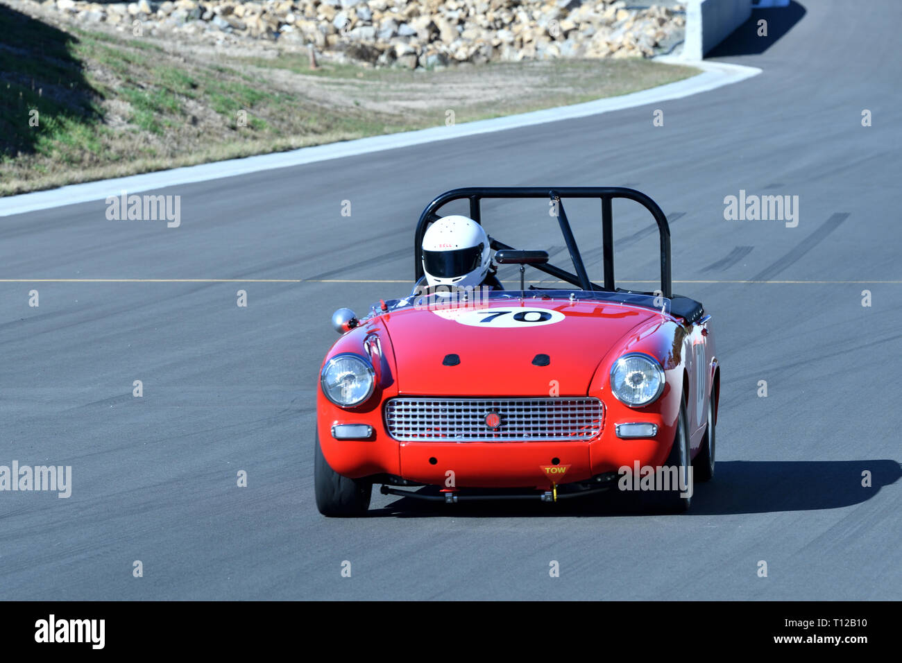 Red Racing Car MG a Marulan Race Track In NSW Australia. Solo auto sulla pista andando lungo il rettilineo. Foto Stock