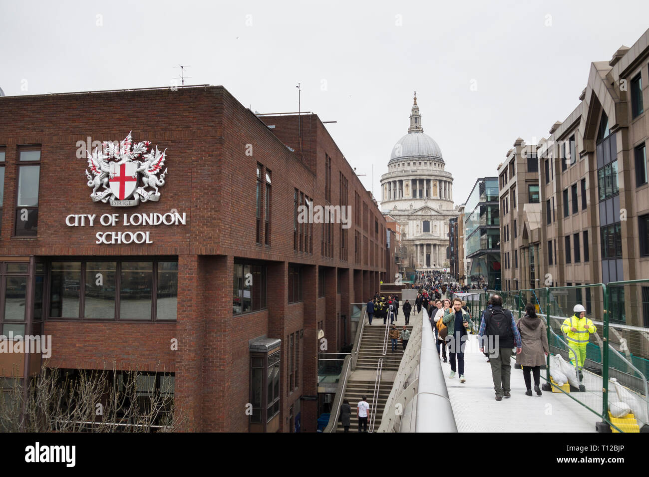 Il Millennium Bridge e la City of London School, Queen Victoria Street, Londra, EC4, Regno Unito Foto Stock