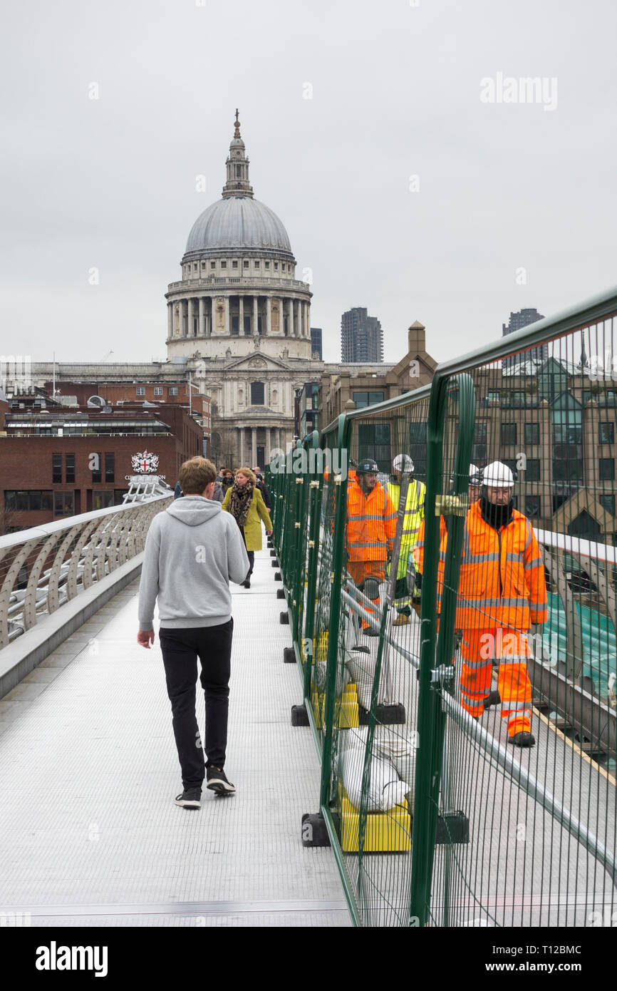 Lavori di riparazione sul Millennium Bridge (Blade of Light), Londra, Inghilterra, Regno Unito Foto Stock