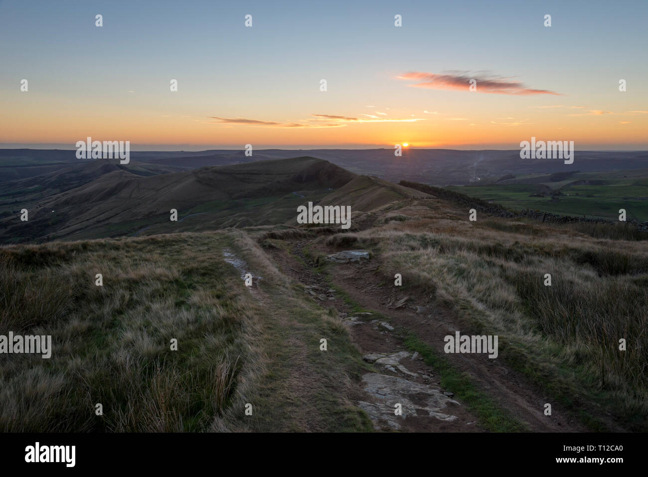 Alba sul bordo Rushup nel parco nazionale di Peak District, Derbyshire, in Inghilterra. Foto Stock