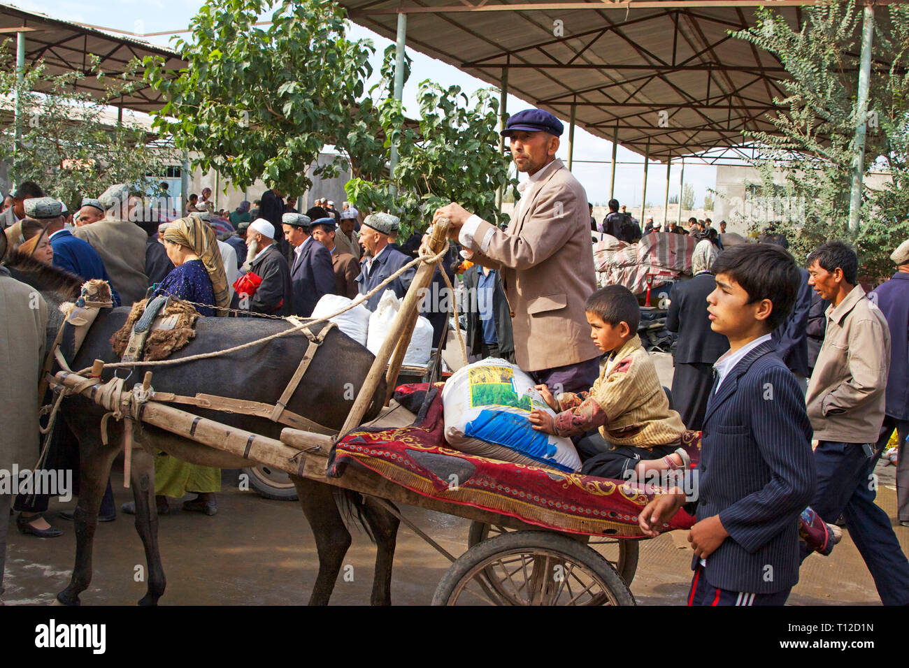 Strada che conduce al mercato domenicale notevole a Kashgar, Xinjiang Autonomous Region, Cina. Foto Stock