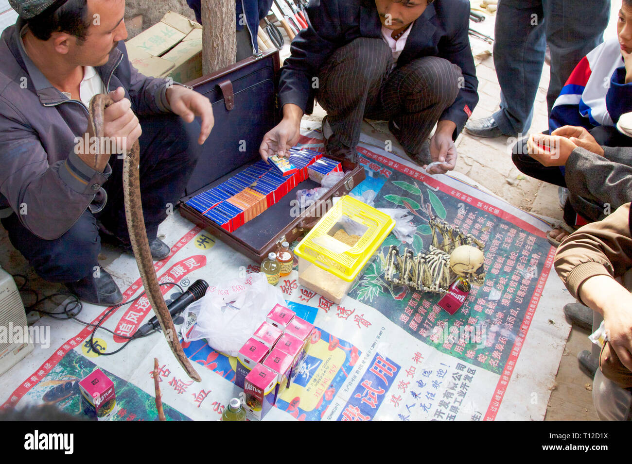 Medicina uighur tradizionale al famoso mercato domenicale a Kashgar, regione autonoma di Xinjiang, Cina. Foto Stock