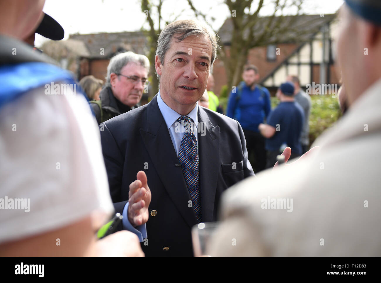 Ex leader dell'UKIP Nigel Farage durante una pausa pranzo di marzo a lasciare la protesta in Nuthall, Nottingham sul loro modo di Londra per un periodo di quattordici giorni, arrivando nella capitale del 29 marzo, dove una massa rally avrà luogo sulla piazza del Parlamento. Foto Stock