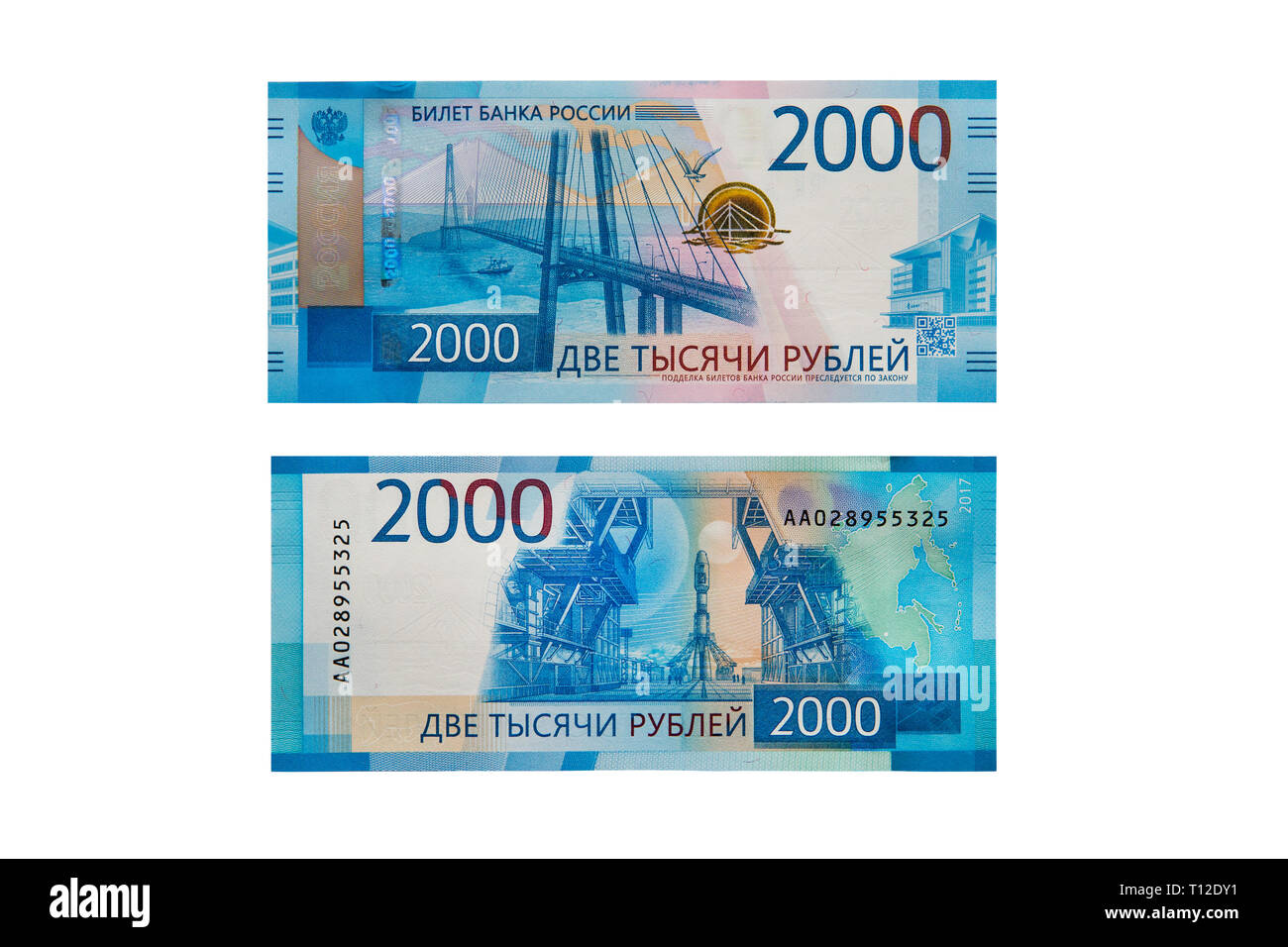 Nuova banconota russa di due mila rubli isolati su sfondo bianco. Papermoney, contanti. Foto Stock