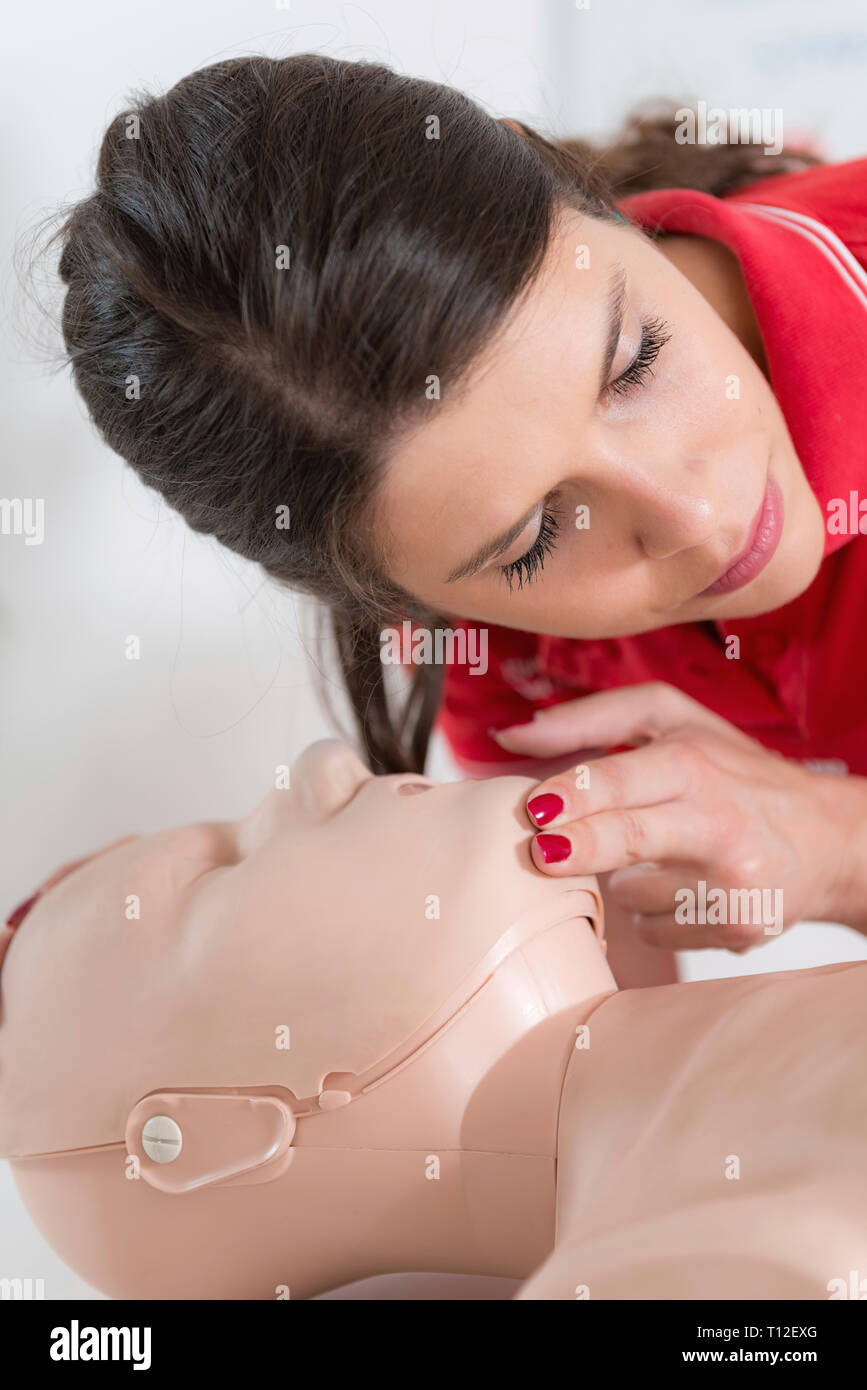 Formazione di primo soccorso. La rianimazione cardiopolmonare. Corso di primo soccorso. Foto Stock