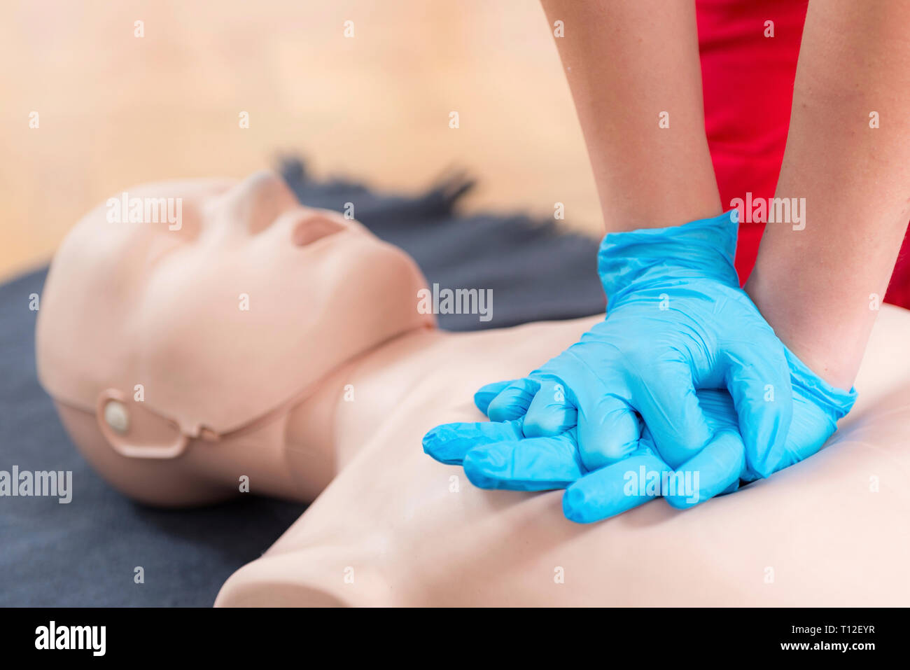 Formazione di primo soccorso. La rianimazione cardiopolmonare. Corso di primo soccorso sul manichino cpr. Foto Stock