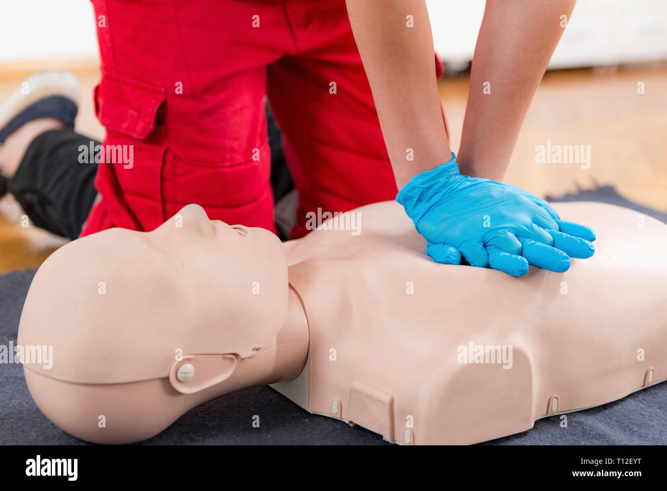 Formazione di primo soccorso. La rianimazione cardiopolmonare. Corso di primo soccorso sul manichino cpr. Foto Stock